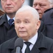 Prezes PiS Jarosław Kaczyński wśród polityków Prawa i Sprawiedliwości przed Pomnikiem Ofiar Tragedii