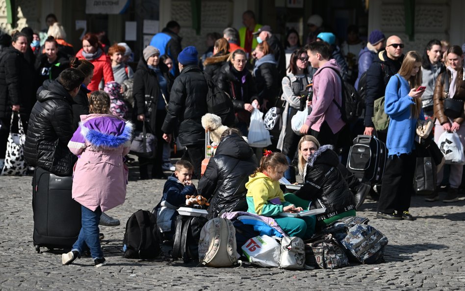 Uchodźcy z Ukrainy na dworcu PKP Przemyśl Główny