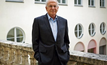 Daniel Kahneman od pół wieku snuje pogodną opowieść o ludzkiej głupocie, lenistwie umysłowym i przek