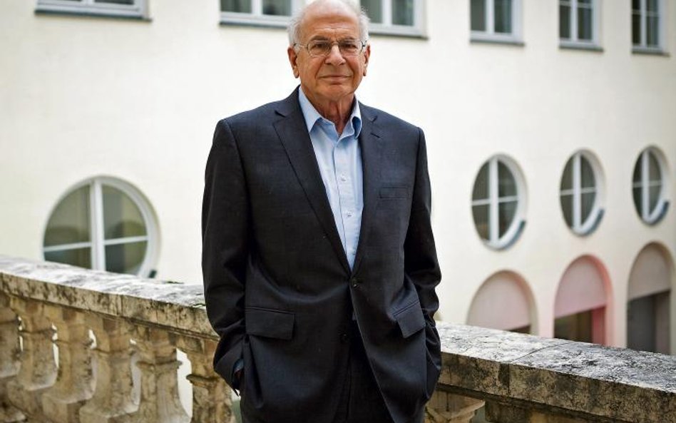 Daniel Kahneman od pół wieku snuje pogodną opowieść o ludzkiej głupocie, lenistwie umysłowym i przek