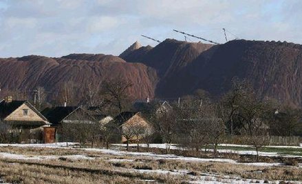 Na hałdach, które wznoszą się nad wyludnionymi wioskami, nie rosną żadne drzewa. Pod wpływem deszczu