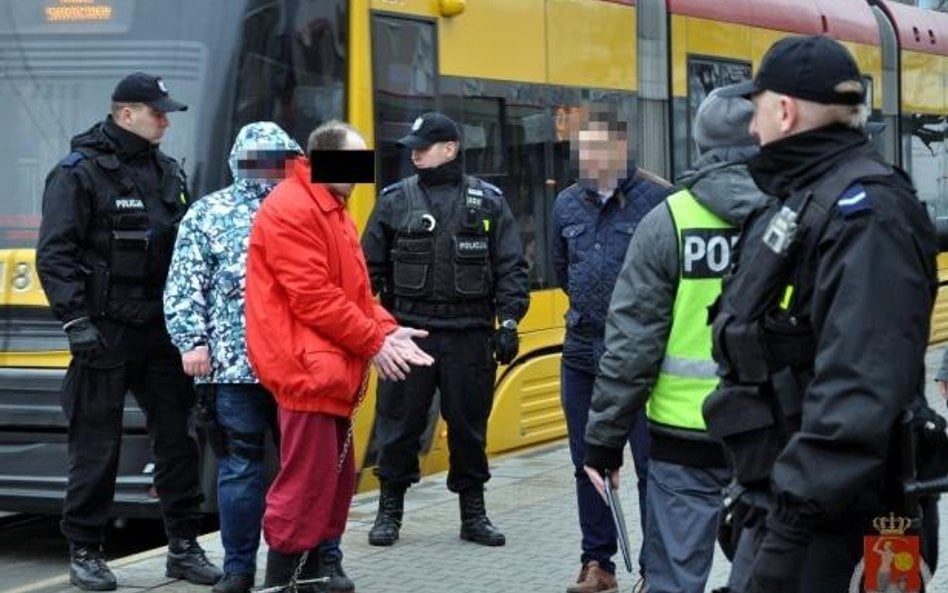 Konrad S. podczas wizji lokalnej na pl. Zawiszy