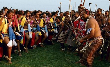 Podczas corocznego Tańca Trzcin w Suazi król Mswati III wybiera sobie kolejną żonę spośród tysięcy n