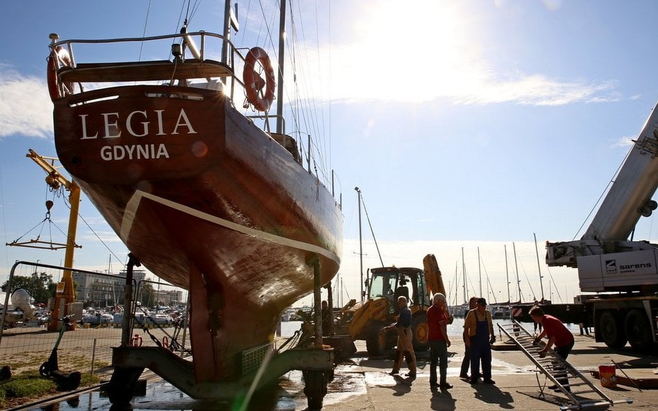 Jacht „Legia” opuścił port w Gdyni i trafi do podwarszawskiego muzeum