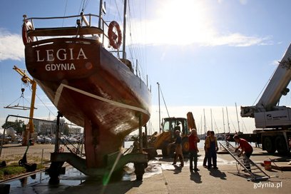 Jacht „Legia” opuścił port w Gdyni i trafi do podwarszawskiego muzeum