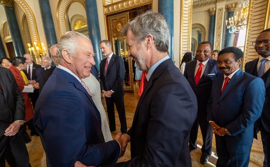 Fryderyk, jeszcze jako książę, w Buckingham Palace w 2023 roku, przed koronacją Karola III.