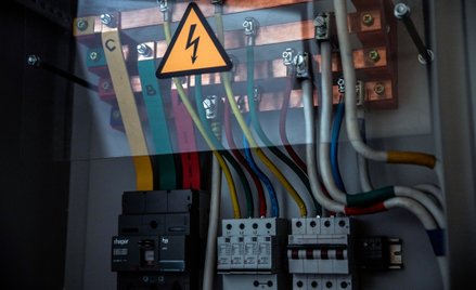 Tablice rozdzielcze energii elektrycznej dla dachowych paneli fotowoltaicznych obsługiwanych przez f