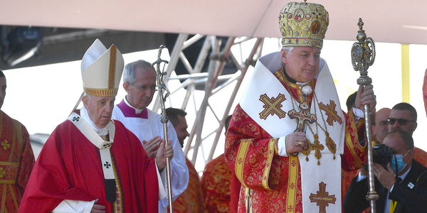 Słowacki arcybiskup, który spotkał się z papieżem, jest zakażony koronawirusem