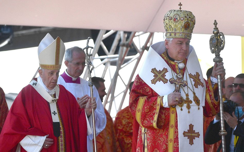 Papiez Franciszek i abp Jan Babjak, metropolita preszowski, w czasie Boskiej Liturgii Świętego Jana 