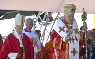Papiez Franciszek i abp Jan Babjak, metropolita preszowski, w czasie Boskiej Liturgii Świętego Jana 