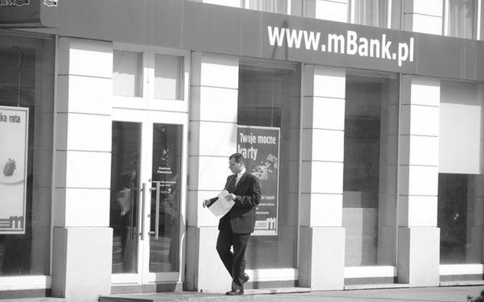 Więcej banków umożliwia wypłatę bez prowizji
