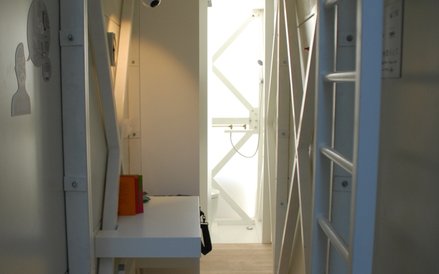 Wnętrze – aneks kuchenny i dalej toaleta z prysznicem