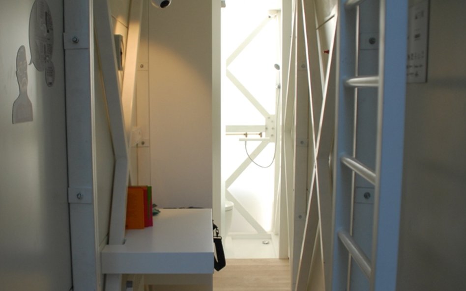 Wnętrze – aneks kuchenny i dalej toaleta z prysznicem