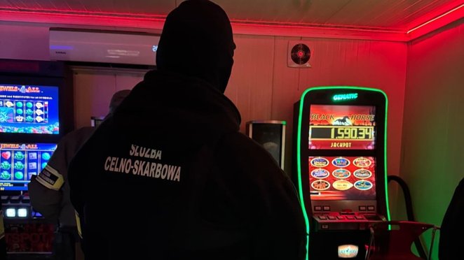 W trakcie akcji funkcjonariusze zabezpieczyli ponad 150 nielegalnych automatów do gier hazardowych