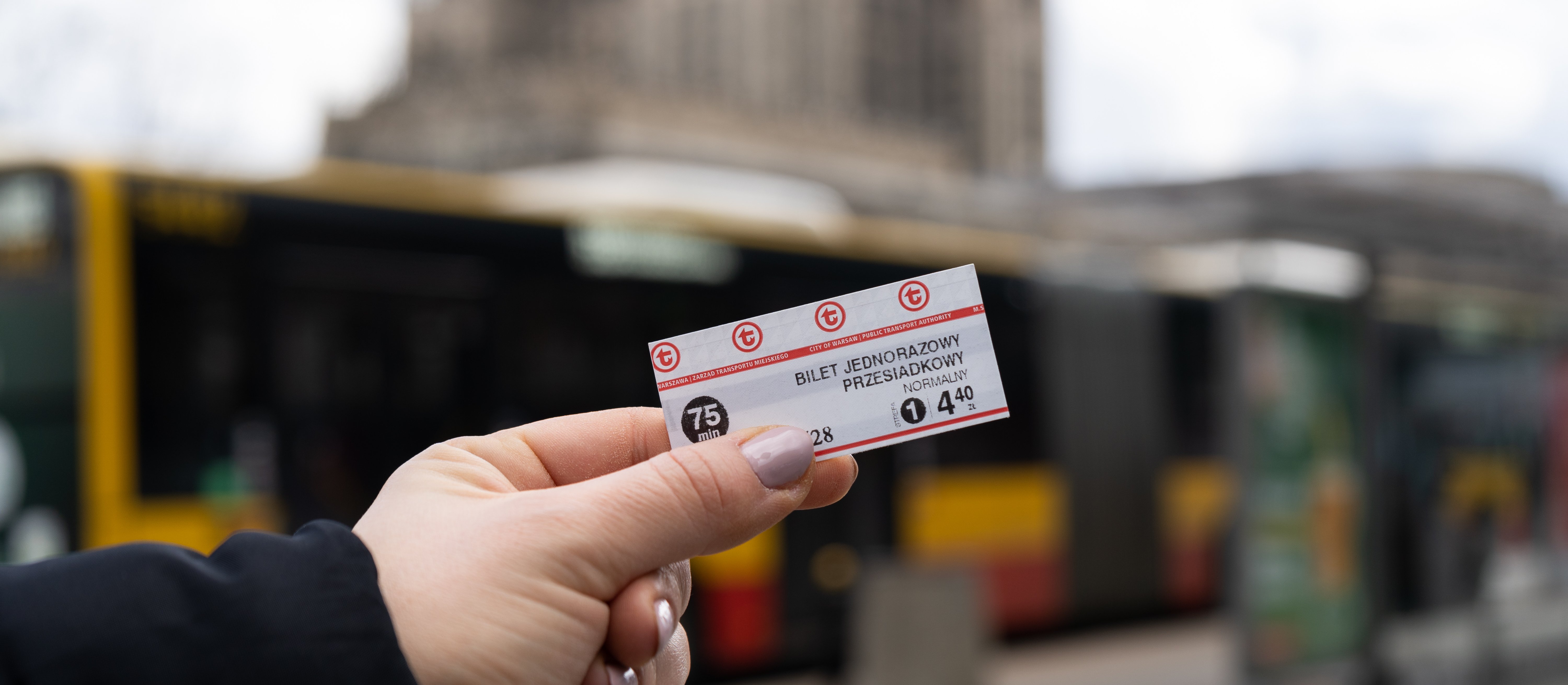 Zakaz leżenia w komunikacji miejskiej. Warszawski ratusz chce zaostrzyć przepisy