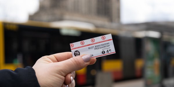 Pasażerowie mają dosyć kartonikowych biletów. Miasta odpowiadają na ich oczekiwania