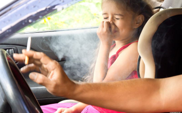 Zakaz palenia papierosów i e-papierosów w samochodzie przy dziecku