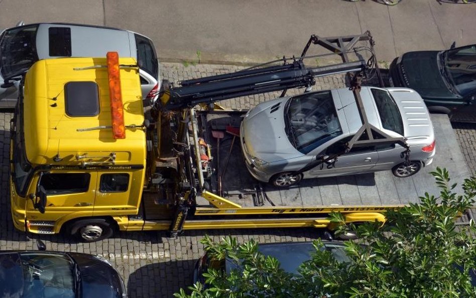 Powiat nie może zawyżać stawek opłat za usunięcie pojazdu z drogi i przechowywania na parkingu