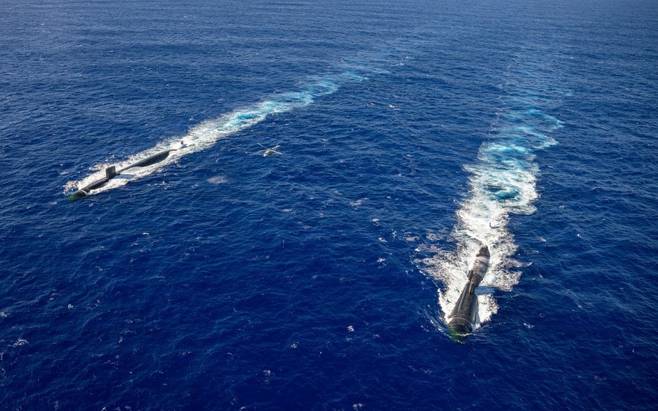 USS Asheville i USS Annapolis u wybrzeży wyspy Guam