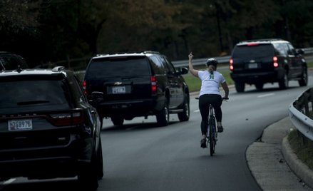 Pokazała środkowy palec Trumpowi. Teraz wygrała wybory