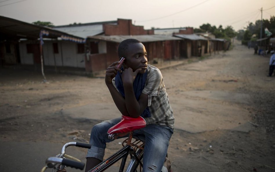 Rowerowy taksówkarz słuchający radia podczas oczekiwania na klientów w Bużumburze.