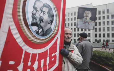 Uroczystości z okazji 101. rocznicy rewolucji październikowej w Mińsku.