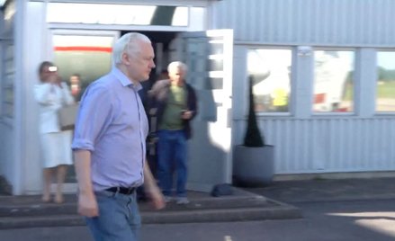 Julian Assange opuścił terytorium Wielkiej Brytanii