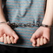 15-latek zakuty w kajdanki za rzekome wybicie szyb - RPO stawia pytania policji z Sejn
