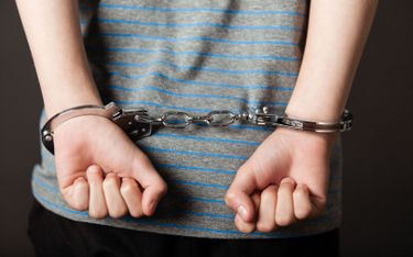 15-latek zakuty w kajdanki za rzekome wybicie szyb - RPO stawia pytania policji z Sejn