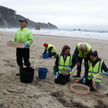 Mieszkańcy północy Hiszpanii pomagają służbom usuwać granulat z plaż. Ludzie przynoszą własne wiadra