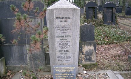 Grób Franza Kafki w Pradze zaprojektowany przez Leopolda Ehrmanna w formie sześciobocznego kryształu