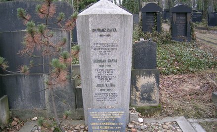 Grób Franza Kafki w Pradze zaprojektowany przez Leopolda Ehrmanna w formie sześciobocznego kryształu