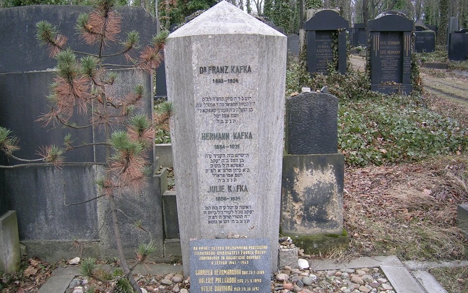 Grób Franza Kafki w Pradze zaprojektowany przez Leopolda Ehrmanna w formie sześciobocznego kryształu