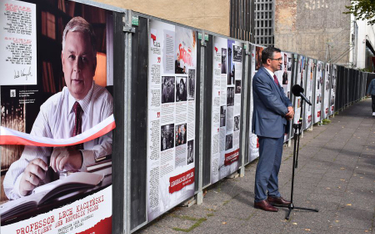 Andrzej Przyłębski, ambasador RP w Berlinie na tle wystawy dotyczącej dorobku Lecha Kaczyńskiego, zo