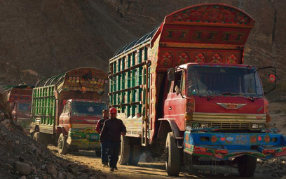 Karakorum Highway. Dzisiaj po dawnym Szlaku Jedwabnym ciągną kolumny ciężarówek