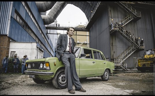 Film „Bogowie” niezwykle dokładnie odtwarza rzeczywistość późnego PRL-u.