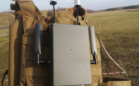 Kamizelka taktyczna z urządzeniem nadawczo-odbiorczym współpracującym z BSP Lemur.
