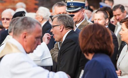 Prezydent Bronisław Komorowski przyjął komunię świętą po podpisaniu ustawy o in vitro 31 lipca 2015 