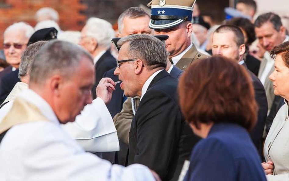 Prezydent Bronisław Komorowski przyjął komunię świętą po podpisaniu ustawy o in vitro 31 lipca 2015 