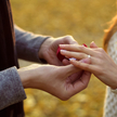 Skromny, ale dopasowany do gustu kobiety pierścionek może być pierwszym krokiem do udanego małżeństw