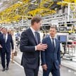 CEO Mercedesa Ola Källenius i premier Węgier Peter Magyar podczas otwarcia nowe części fabryki w Kec