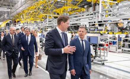 CEO Mercedesa Ola Källenius i premier Węgier Peter Magyar podczas otwarcia nowe części fabryki w Kec
