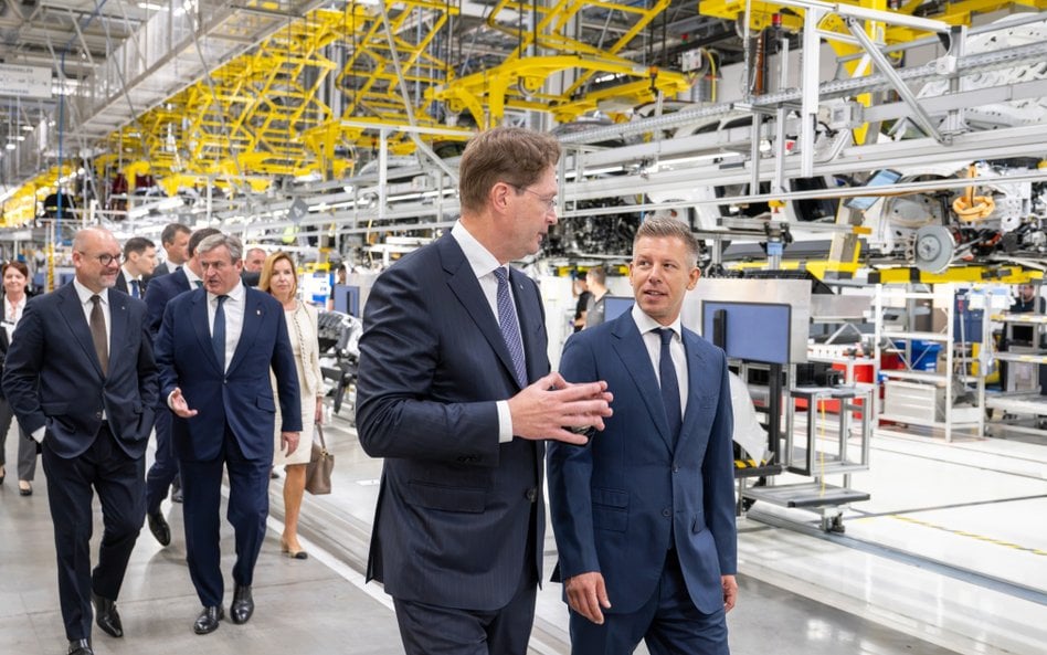 CEO Mercedesa Ola Källenius i premier Węgier Peter Magyar podczas otwarcia nowe części fabryki w Kec