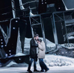 Adriana Ferfecka (Mimi) i Davide Giusti (Rudolf) w „La Boheme”, reżyseria Barbara Wysocka, scenograf