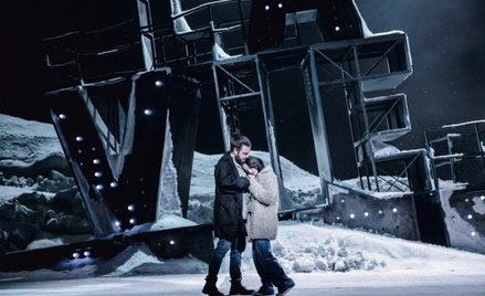 Adriana Ferfecka (Mimi) i Davide Giusti (Rudolf) w „La Boheme”, reżyseria Barbara Wysocka, scenograf