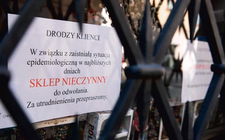 W efekcie epidemii wiele sklepów, zwłaszcza mniejszych, zamknęło podwoje. Pozostałym trudniej będzie