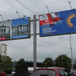 Baner wyborczy partii Gruzińskie Marzenie, wykorzystującej wojnę na Ukrainie w walce politycznej