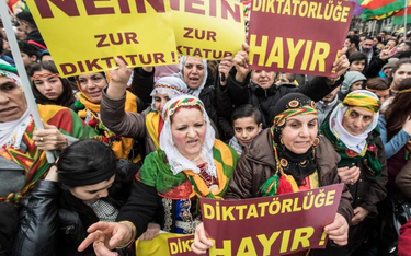 Nie dla dyktatury (Erdogana w Turcji) – jedno z haseł na sobotniej demonstracji tysięcy Kurdów we Fr