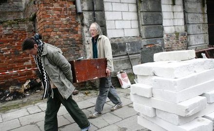 Gminy twierdziły, że przepisy nie zobowiązują ich do dostarczania pomieszczeń tymczasowych, a skoro 