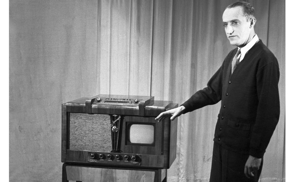12.03.1954r. Państwowy Instytut Telekomunikacyjny na ul. Ratuszowej. Kazimierz Rudzki prezentuje odb